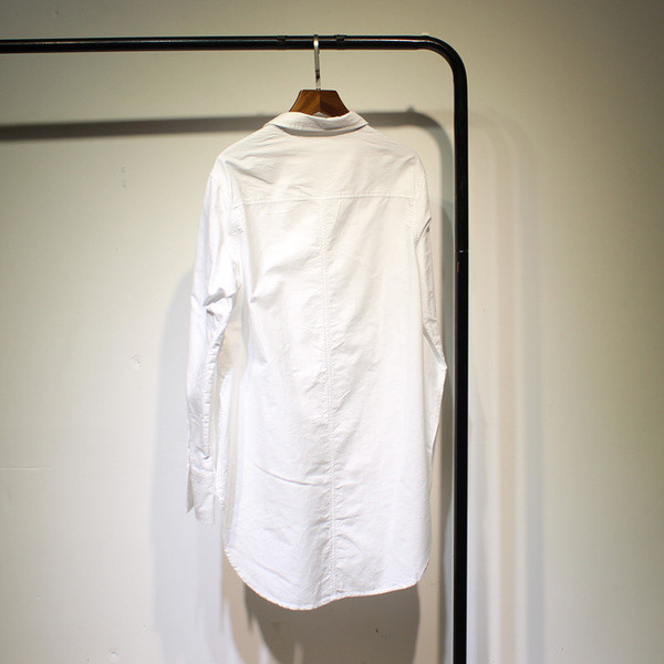 Cămașă lungă casual de damă, albă, cu buzunar decorativ