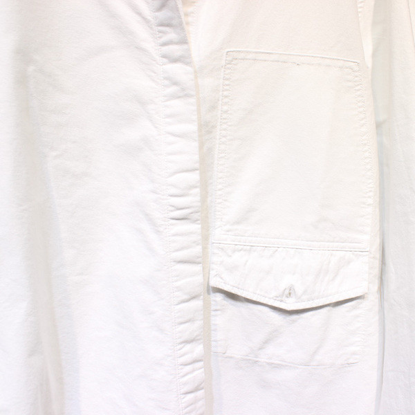 Cămașă lungă casual de damă, albă, cu buzunar decorativ