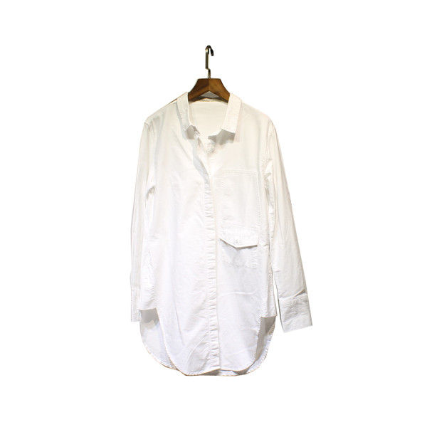 Cămașă lungă casual de damă, albă, cu buzunar decorativ