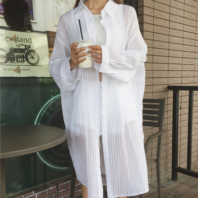 Дамска тънка дълга риза широк модел в бял цвят