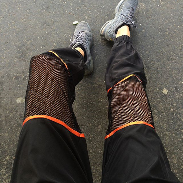 Κυρίεα αθλητική φόρμα  σε μαύρο χρώμα με διαφανή μοτίβα