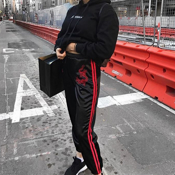 Γυναικεία μαύρη  αθλητική φόρμα με κεντήματα