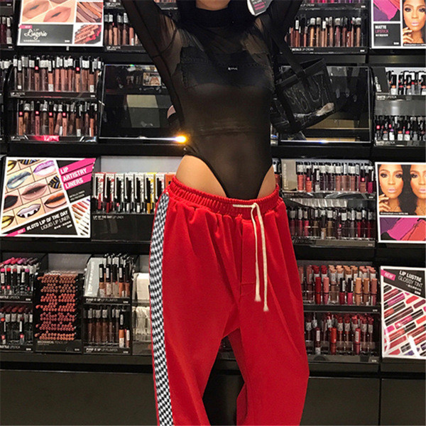 Γυναικεία φόρμα σε φαρδιά σχέδια σε κόκκινο χρώμα