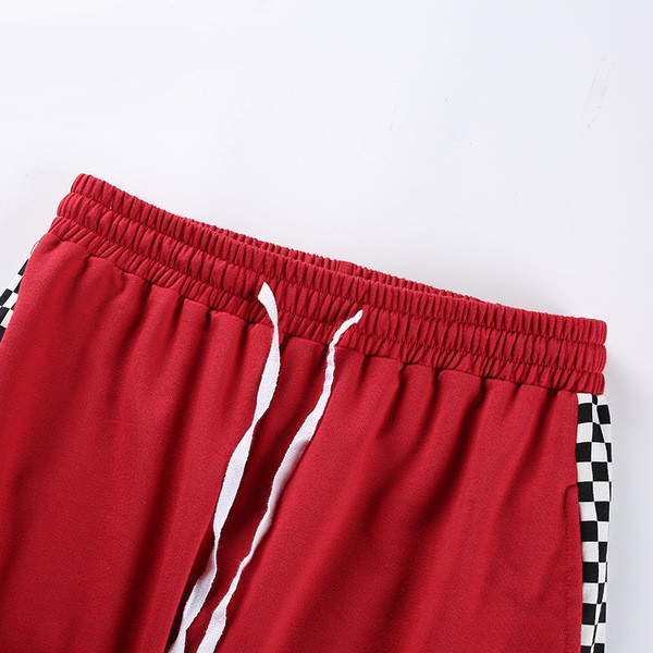 Γυναικεία φόρμα σε φαρδιά σχέδια σε κόκκινο χρώμα