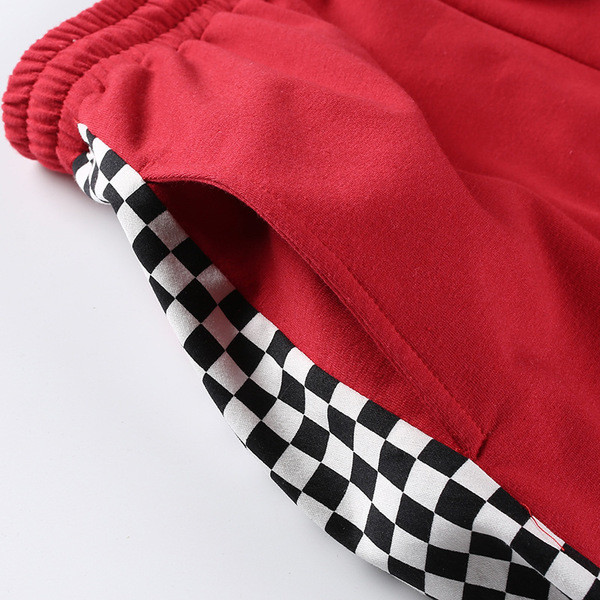 Γυναικεία φόρμα σε φαρδιά σχέδια σε κόκκινο χρώμα