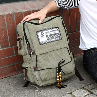 Ανδρικό καθημερινό σακίδιο με στοιχεία από οικολογικό δέρμα, επιγραφή και ζώνη με χάντρα