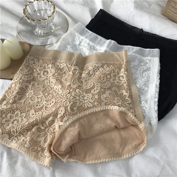 Дамски дантелени къси панталони в три цвята