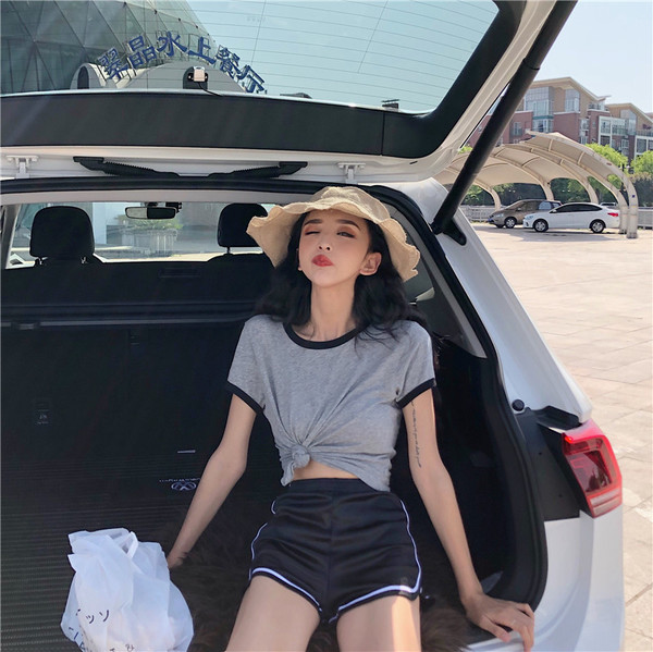 Női rövidnadrág magas derekú modellel Slim két színben