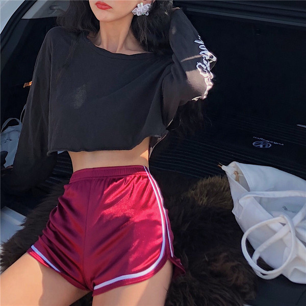 Női rövidnadrág magas derekú modellel Slim két színben