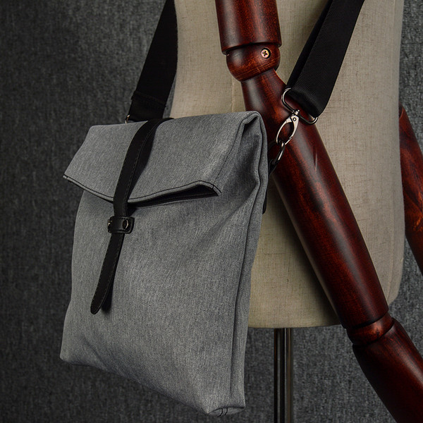 Férfi vászontáska hosszú vállpánttal, két színben