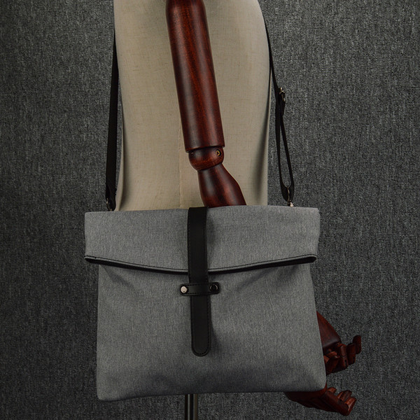 Férfi vászontáska hosszú vállpánttal, két színben