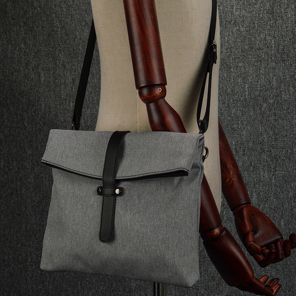 Férfi vászontáska hosszú vállpánttal, két színben