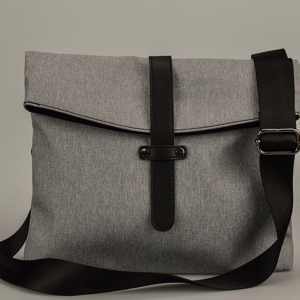 Férfi vászontáska hosszú vállpánttal, két színben