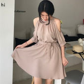 Καλοκαιρινό γυναικείο φόρεμα με ανοιχτούς ώμους και ζώνη γύρω από τη μέση