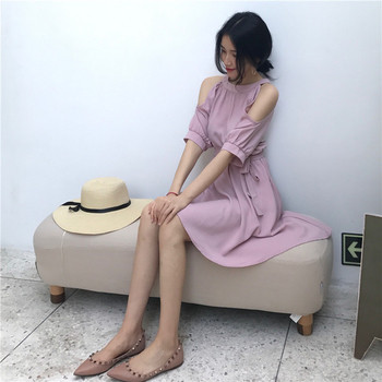 Καλοκαιρινό γυναικείο φόρεμα με ανοιχτούς ώμους και ζώνη γύρω από τη μέση