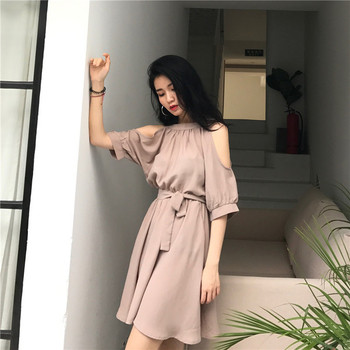 Καλοκαιρινό γυναικείο φόρεμα με ανοιχτούς ώμους και ζώνη γύρω από τη μέση