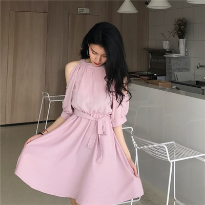 Καλοκαιρινό γυναικείο φόρεμα με ανοιχτούς ώμους και ζώνη γύρω από τη μέση