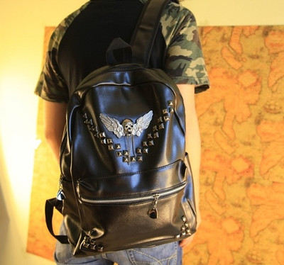 Rucsac modern pentru bărbați din piele ecologică cu broderie și nituri metalice