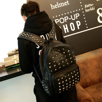 Rucsac modern pentru bărbați din piele ecologică cu broderie și nituri metalice