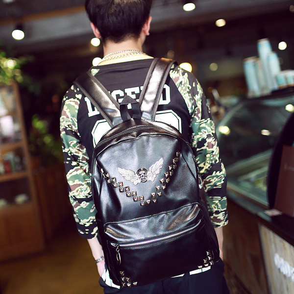 Rucsac modern pentru bărbați din piele ecologică cu broderie și nituri metalice