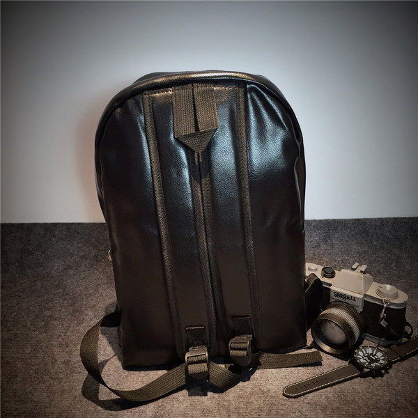 Rucsac modern pentru bărbați din piele ecologică cu broderie și nituri metalice