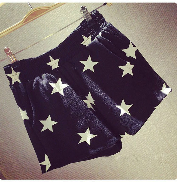 Pantaloni scurți-pantaloni casual sunt în două culori cu imprimeu