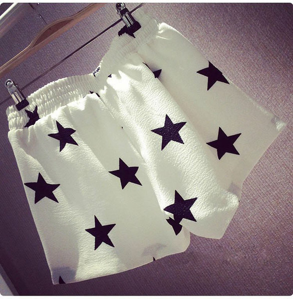 Pantaloni scurți-pantaloni casual sunt în două culori cu imprimeu