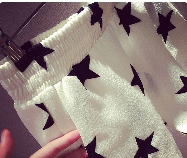 Pantaloni scurți-pantaloni casual sunt în două culori cu imprimeu