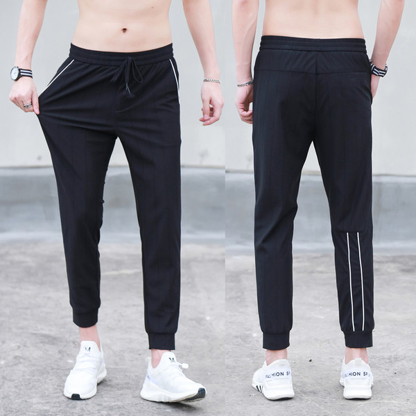 Καλοκαιρινή αθλητική γυναικεία  φόρμα σε μαύρο χρώμα με λευκές λωρίδες