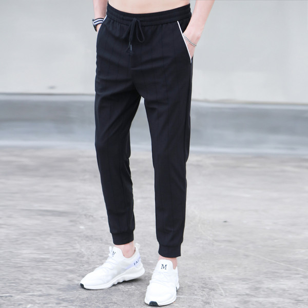 Καλοκαιρινή αθλητική γυναικεία  φόρμα σε μαύρο χρώμα με λευκές λωρίδες