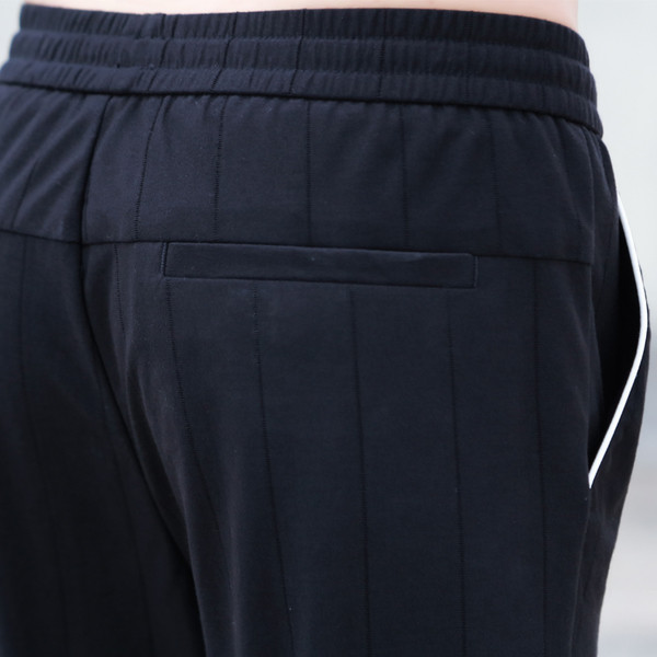 Καλοκαιρινή αθλητική γυναικεία  φόρμα σε μαύρο χρώμα με λευκές λωρίδες