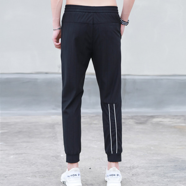 Καλοκαιρινή αθλητική γυναικεία  φόρμα σε μαύρο χρώμα με λευκές λωρίδες