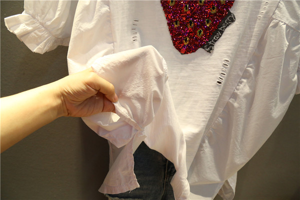 Tunica de dama marimea MAXI alb cu aplicatie si maneci 3/4 intr-un model larg