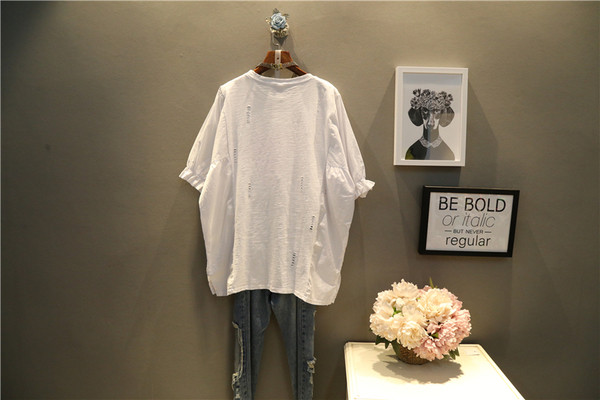 Tunica de dama marimea MAXI alb cu aplicatie si maneci 3/4 intr-un model larg