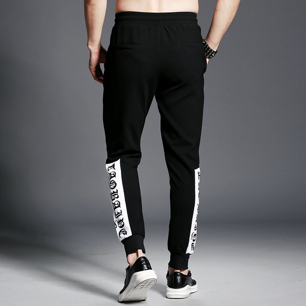 Ανδρική αθλητική φόρμα σε μαύρο χρώμα με εκτύπωση