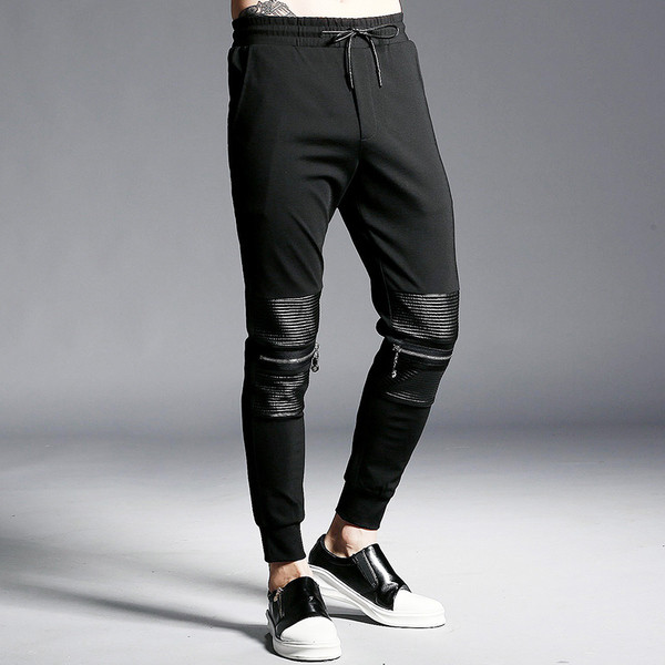 Trening pentru bărbați sport-casual de culoare neagră cu elemente din piele ecologică și elemente metalice