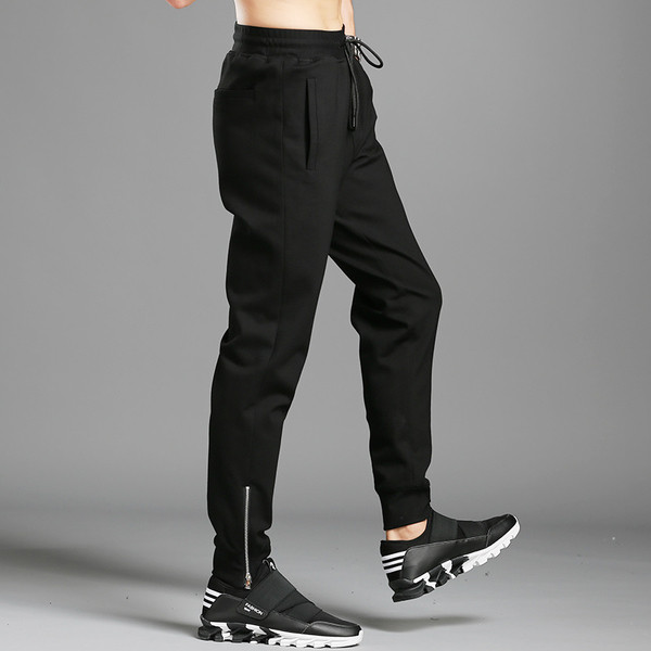 Ανδρική αθλητική φόρμα σε μαύρο χρώμα με μεταλλικά στοιχεία