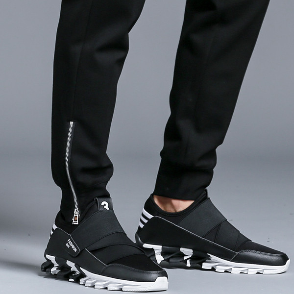 Ανδρική αθλητική φόρμα σε μαύρο χρώμα με μεταλλικά στοιχεία