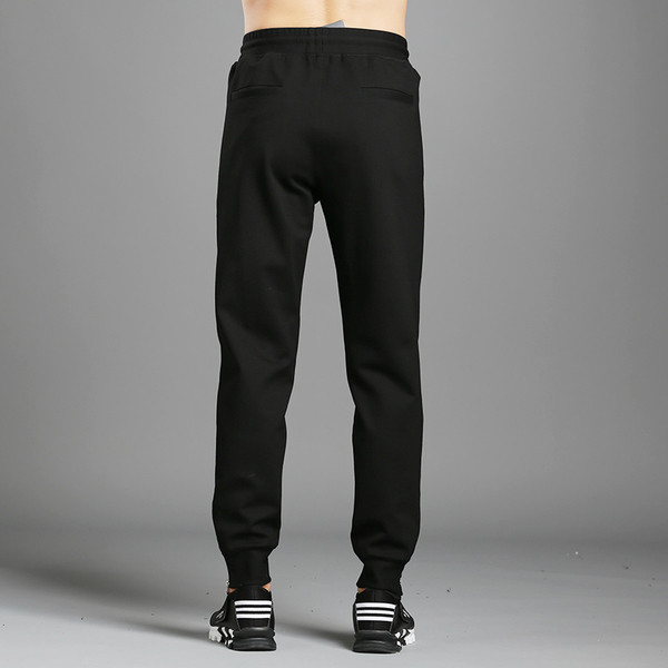 Ανδρική αθλητική φόρμα σε μαύρο χρώμα με μεταλλικά στοιχεία