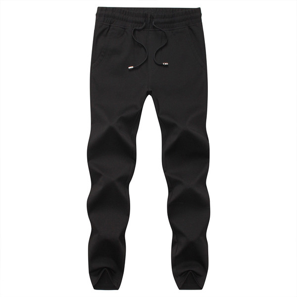 Ανδρική αθλητική φόρμα σε μαύρο χρώμα με μεταλλικά στοιχεία