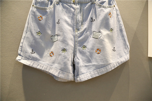 Pantaloni scurți moderni din denim marimea MAXI de culoare deschisa cu broderie