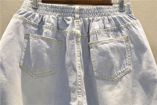 Pantaloni scurți moderni din denim marimea MAXI de culoare deschisa cu broderie