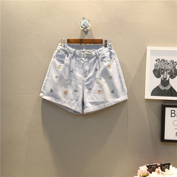 Pantaloni scurți moderni din denim marimea MAXI de culoare deschisa cu broderie