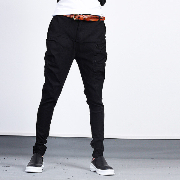 Férfi sport- és alkalmi nadrág fekete színben, dekorációs gombokkal