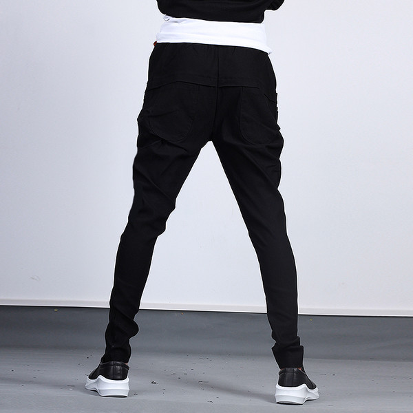 Férfi sport- és alkalmi nadrág fekete színben, dekorációs gombokkal