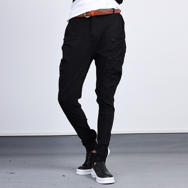 Férfi sport- és alkalmi nadrág fekete színben, dekorációs gombokkal