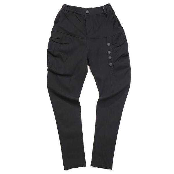 Férfi sport- és alkalmi nadrág fekete színben, dekorációs gombokkal