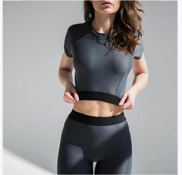 Αθλητικό γυναικείο σετ - κολάν με ψηλή μέση και κοντό μπλουζάκι