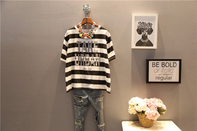 Tricou de damă cu inscripție în dungi într-un model larg în două culori