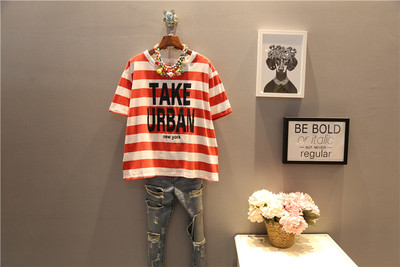 Tricou de damă cu inscripție în dungi într-un model larg în două culori